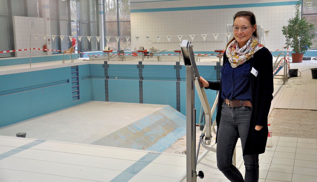 Lisa Franke im Osterburger Hallenbad. In der Schwimmstätte haben die Reparaturarbeiten begonnen.