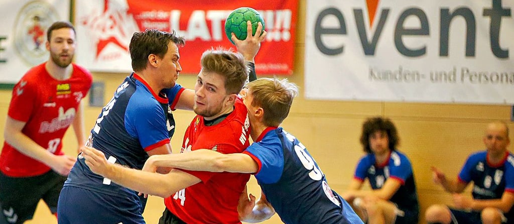 Maurice Hanke (am Ball) war am Sonnabend mit zehn Treffern Wernigerodes bester Werfer.