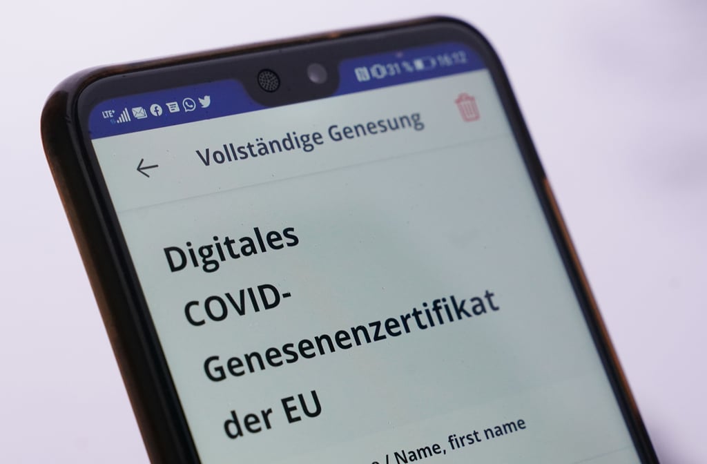 Apotheken stellen Geimpften ein 180 Tage gültiges Genesenen-Zertifikat fürs Smartphone aus.