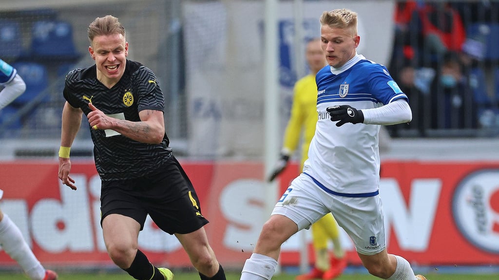 Immer auf der Suche nach der Lücke: Andreas Müller (rechts). Dem Mittelfeldspieler, hier im Duell mit Dortmunds Lennard Maloney, kommt die Spielweise des 1. FC Magdeburg entgegen.