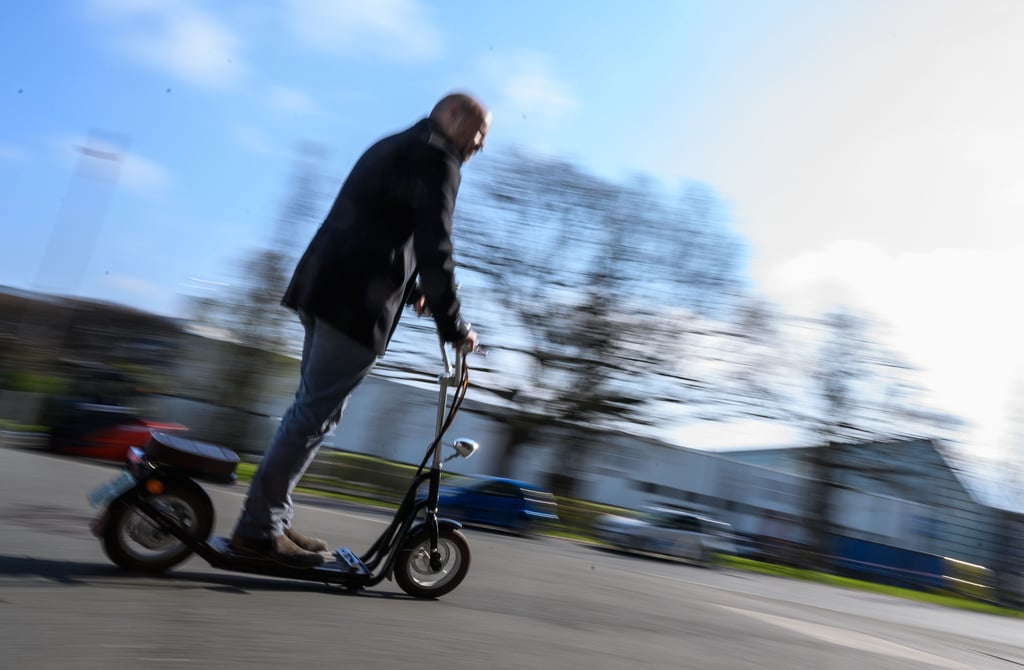 Ein E-Scooter-Fahrer (Symbolbild)
