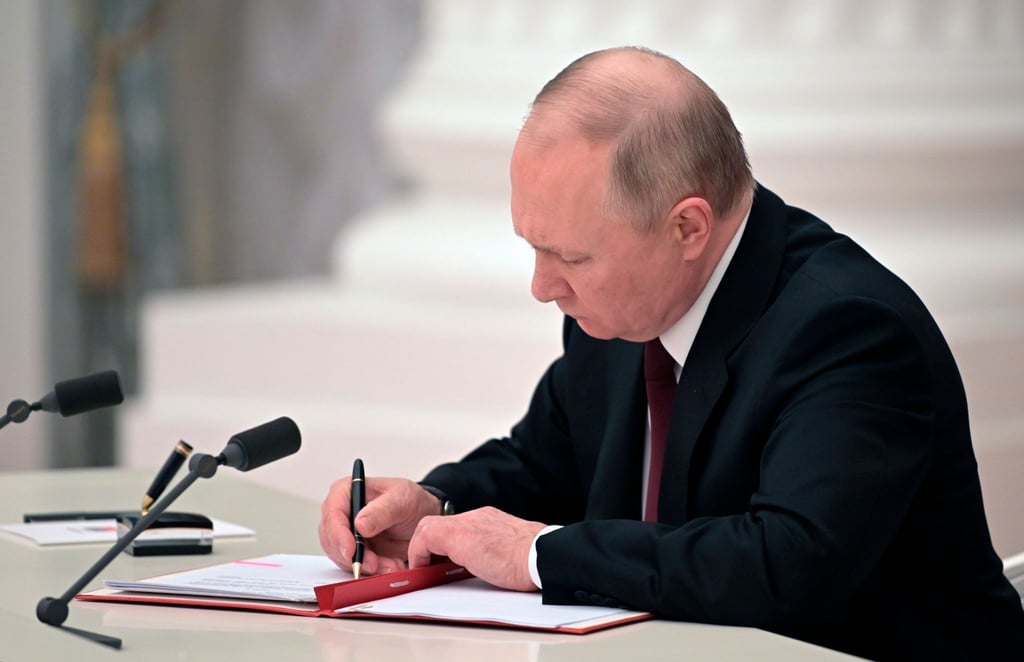 Damit ist es besiegelt: Wladimir Putin unterzeichnet ein Dokument zur Anerkennung der Unabhängigkeit der Separatistengebiete.