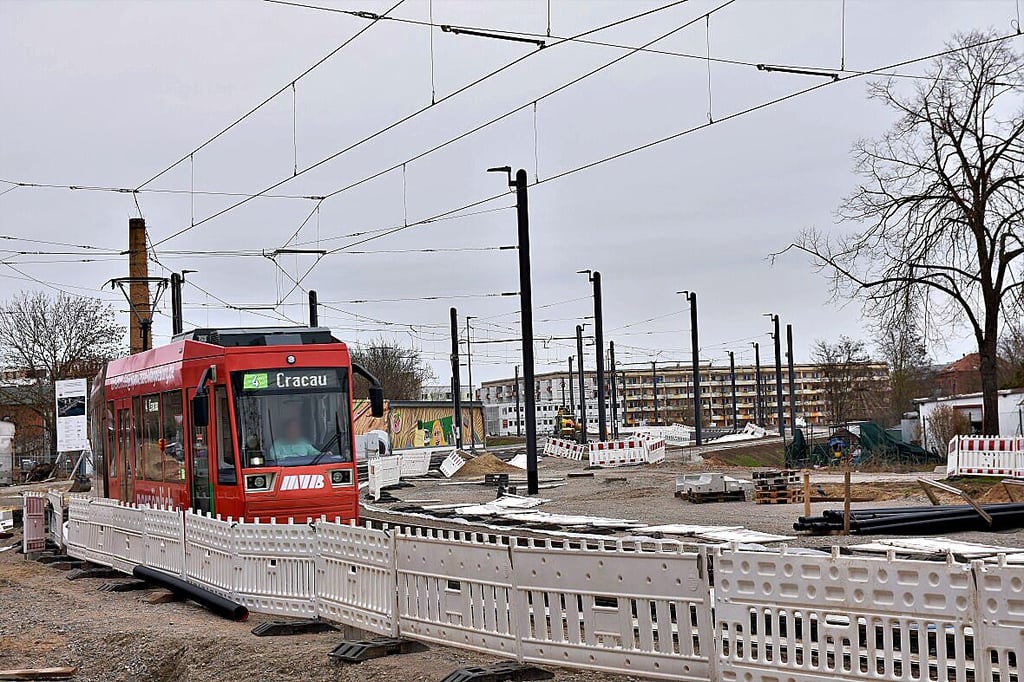 Eine Straßenbahn der Linie 4 rollt über die neu gebaute Verkehrstrasse am Heumarkt in Richtung Magdeburg-Cracau.