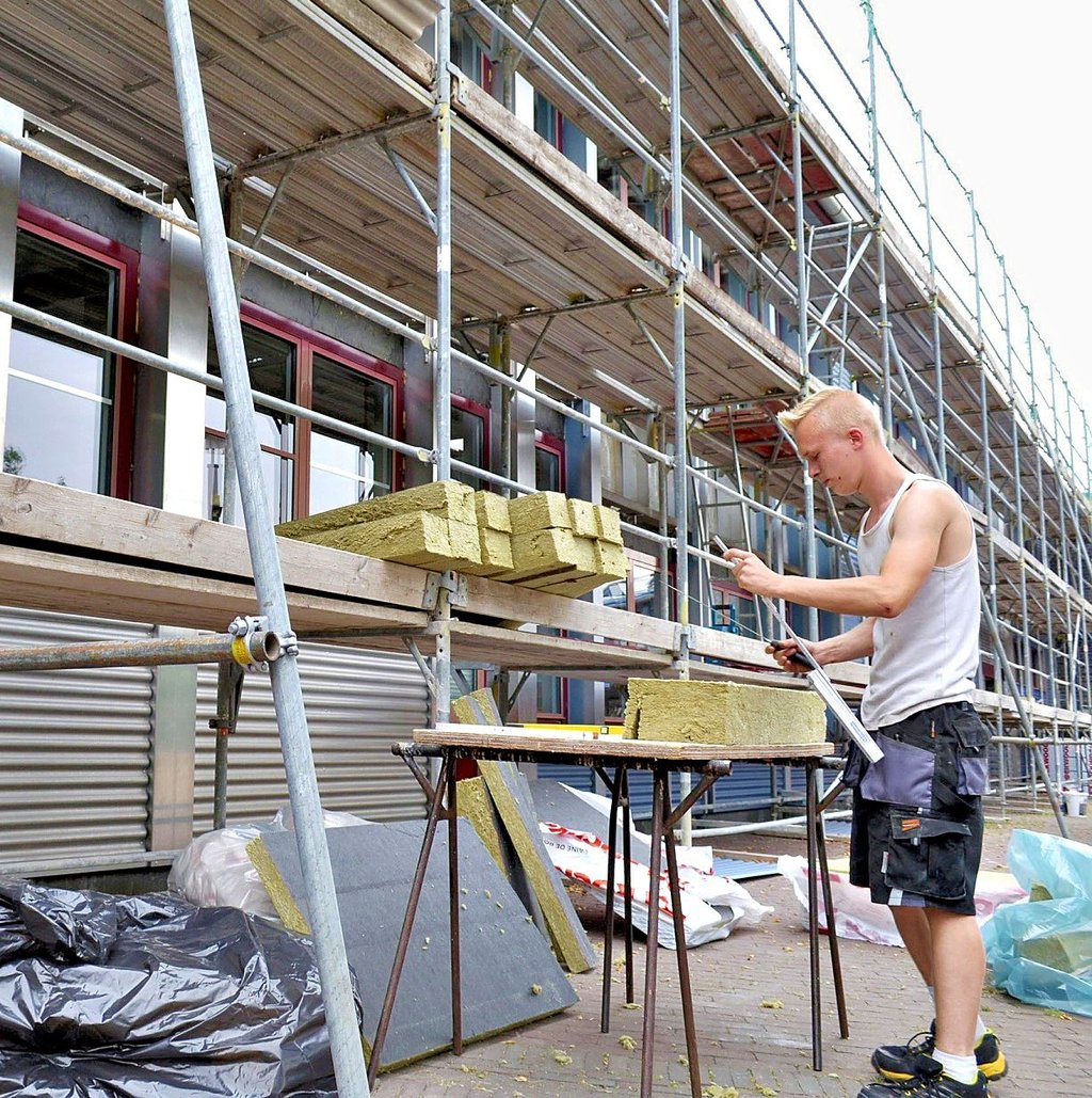 Der Fortgang der Fassadensanierung am Jessener Gymnasium soll laut Kreistag für das laufende Jahr mit einer Haushaltssperre versehen werden. Seit Jahren wird hier saniert (Foto von 2019).