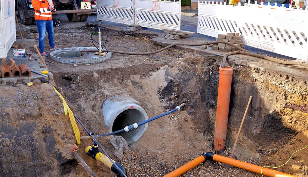 Bauarbeiten an der Fabrikstraße in Welsleben zur Beseitigung der Vernässungserscheinungen.