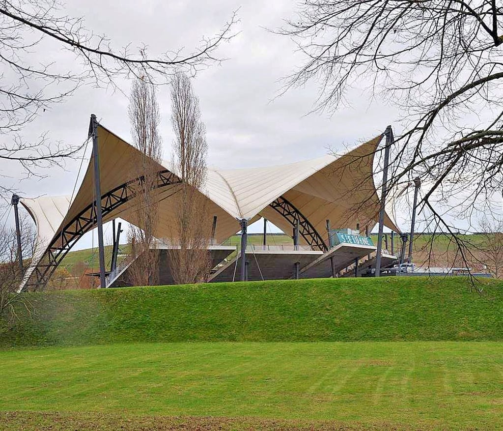 Die Seebühne im Magdeburger Elbauenpark gehört zu den wichtigen Attraktionen auf dem Gelände.