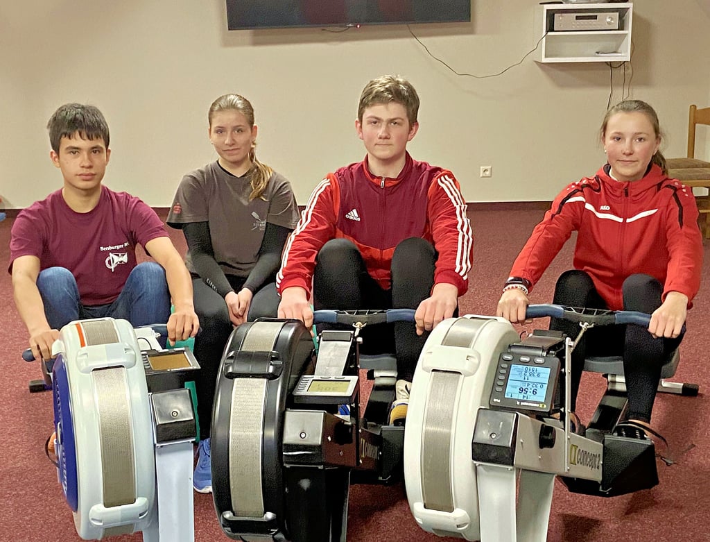 Die BRC-Talente Rafael Chipczynski (von links), Paula Buch, Jakob Kannenberg und Luise Wartmann erreichten bei der Deutschen Meisterschaft im Ergometer-Rudern Spitzenresultate.