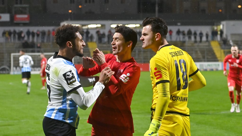 Selbstbewusster Keeper: Tim Schreiber lässt sich von Gegenspieler Kevin Goden nichts gefallen.