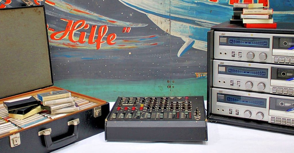 Ein Koffer mit Kassetten, ein Kassettendeck und ein DJ-Mixer gehörten zu den ausgeliehenen Requisiten.
