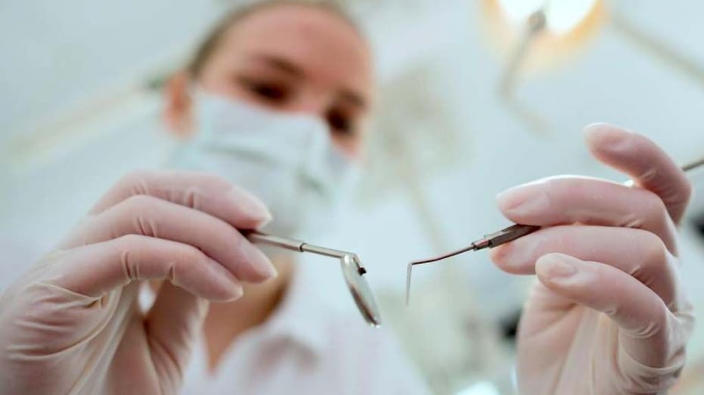 In den Zahnarztpraxen in Sachsen-Anhalt drohen nach Ansicht der Zahnarztverbände bei der Umsetzung der Corona-Impfpflicht im Gesundheitswesen Versorgungsengpässe.