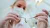 In den Zahnarztpraxen in Sachsen-Anhalt drohen nach Ansicht der Zahnarztverbände bei der Umsetzung der Corona-Impfpflicht im Gesundheitswesen Versorgungsengpässe.
