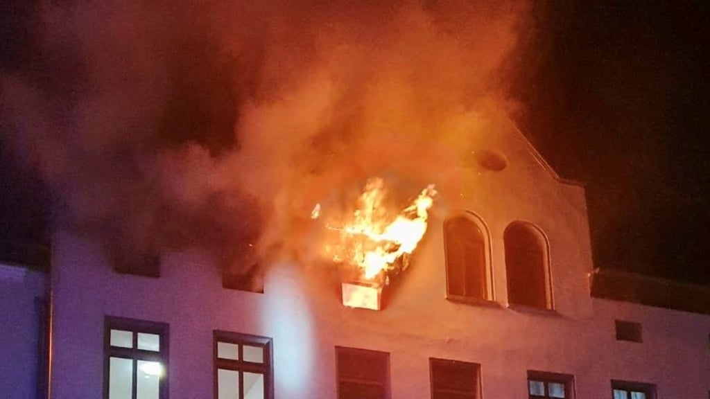 Dienstagnacht brannte in der Salzer Straße in Schönebeck eine Wohnung aus. Verletzt wurde niemand.