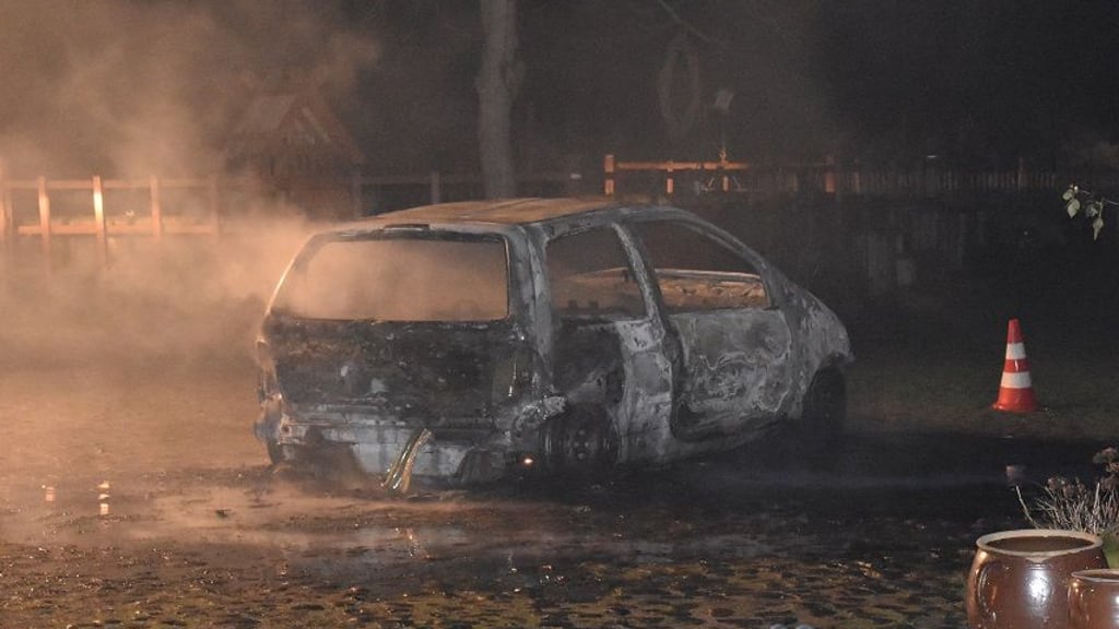 In Erxleben im Landkreis Stendal brannte ein Kleinwagen komplett aus.