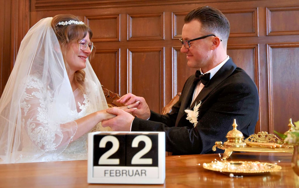 Ariane und Tobias Voigt sind eins von zwei Paaren, die sich am 22.2.22 in Aschersleben das Ja-Wort gegeben haben.