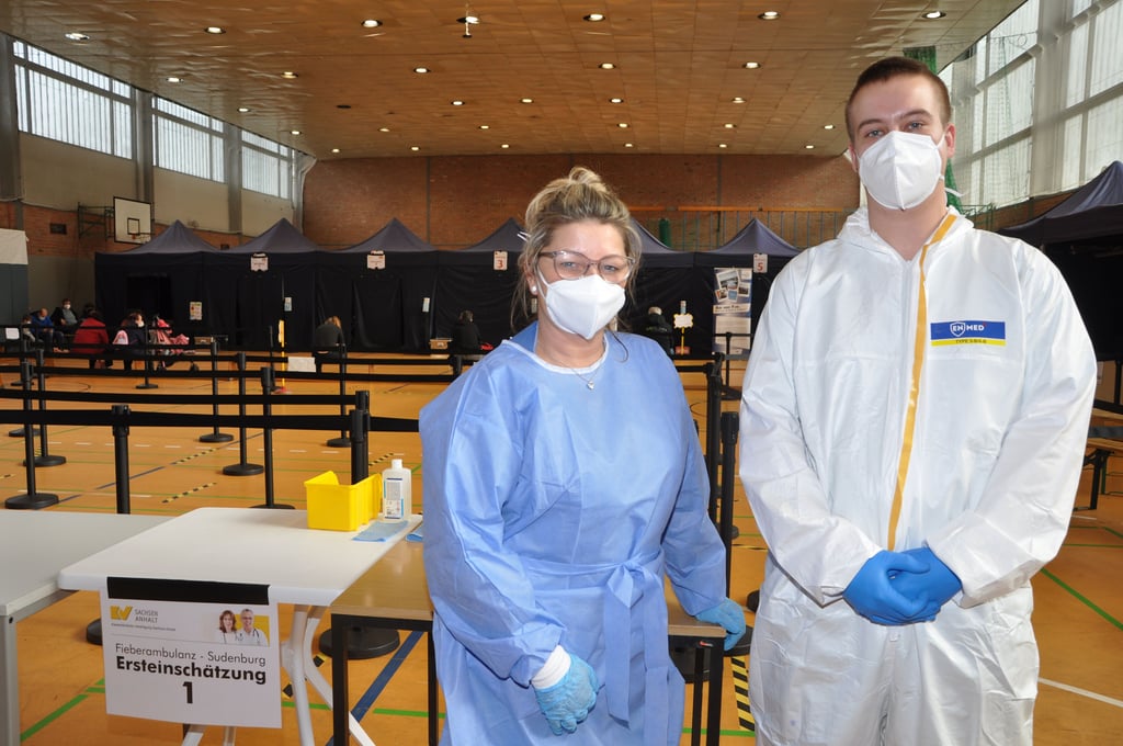 Kathrin Stage, stellvertretende Leiterin der Fieberambulanz, und Mitarbeiter Adrian Schuschke nehmen die Terminpatienten in der zweiten Magdeburger Corona-Fieberambulanz in der Sudenburger Sporthalle in Empfang.