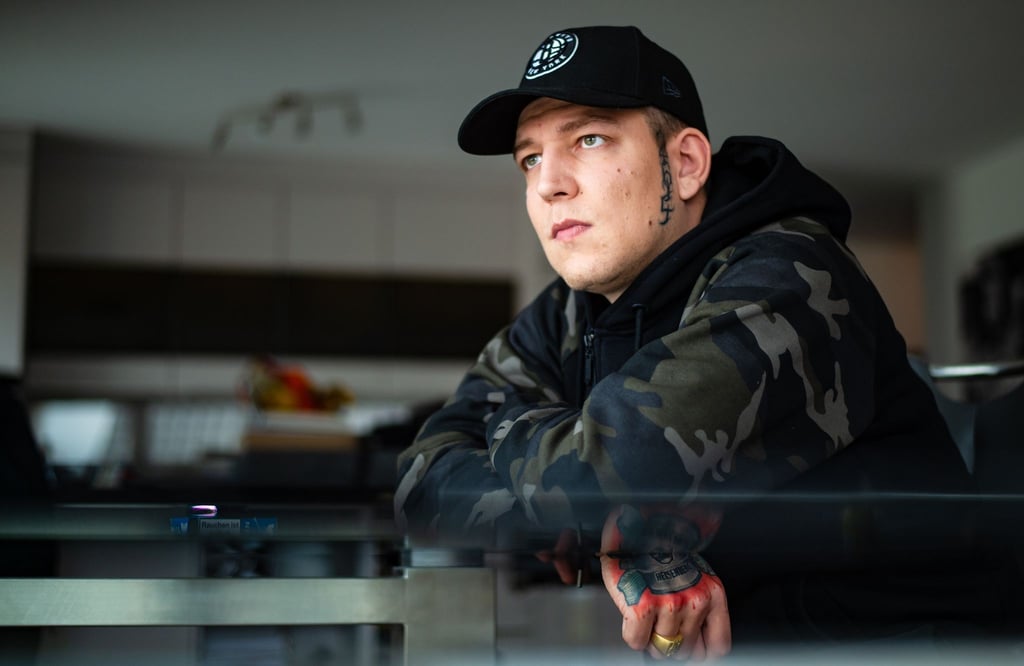 Der Strteamer Marcel Eris alias MontanaBlack gönnt sich eine Pause.