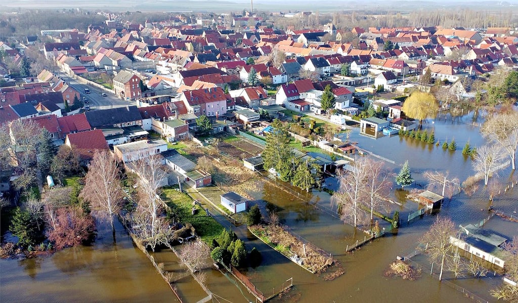 Unweit der Bodebrücke bei Wegeleben haben die Fluten zahlreiche Wiesen sowie angrenzende Gärten überflutet.