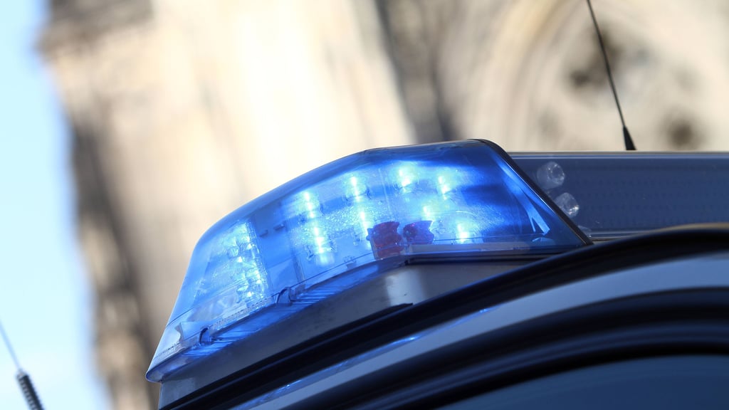 Nach einem Unfall infolge gesundheitlicher Probleme am Steuer ist im Landkreis Zwickau eine Autofahrerin ums Leben gekommen.