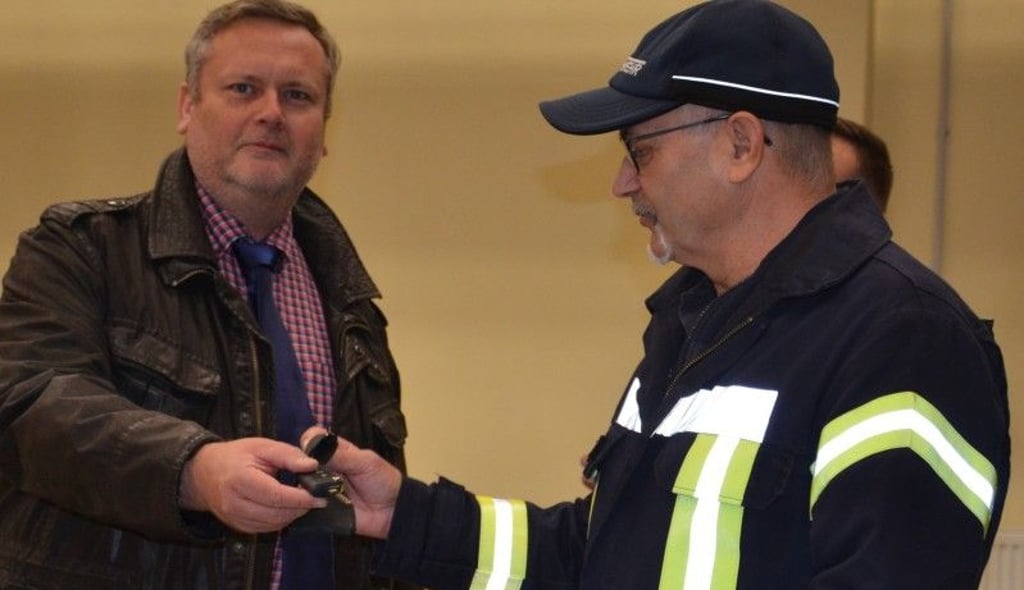So freundlichen gingen der Genthiner Bürgermeister Matthias Günther (li.) und Stadtwehrleiter Achim Schmechtig vor zwei Jahren bei einer Schlüsselübergabe für ein Fahrzeug miteinander um. Jetzt überwiegt die Kritik.