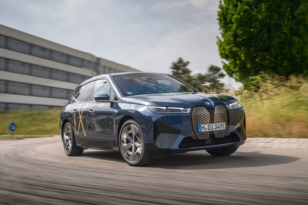 Die große Niere am Bug ist zwar geblieben. Doch insgesamt hat der iX ein für BMW eher untypisches Aussehen.
