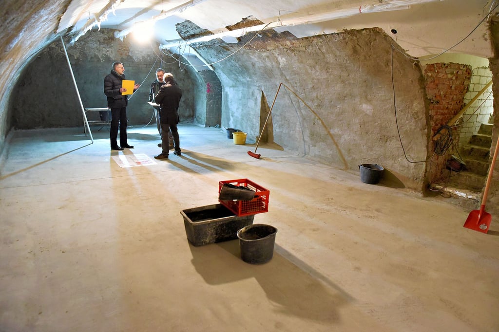Der Rathauskeller ist das älteste Gewölbe von Barby. Es stammt aus der Erbauungszeit des Rathauses vom Ende des 12. Jahrhunderts. Genutzt wurde es unter anderem als Arrestzelle der Polizei, Luftschutzbunker oder Probenraum einer Beat-Band.