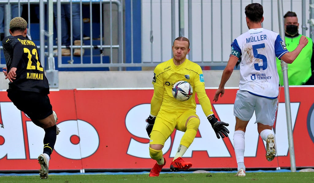 War in den wichtigen Situationen zur Stelle: Dominik Reimann (Mitte). Der Torhüter des 1. FC Magdeburg entschärfte hier beim 2:0-Heimsieg den Schuss von Justin Njinmah (links) und sorgte dafür, dass hinten mal wieder die Null stand.