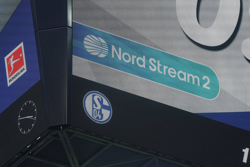 Der russische Konzern Gazprom ist als Sponsor eng mit dem europäischen Fußball verstrickt - wie hier beim FC Schalke 04.