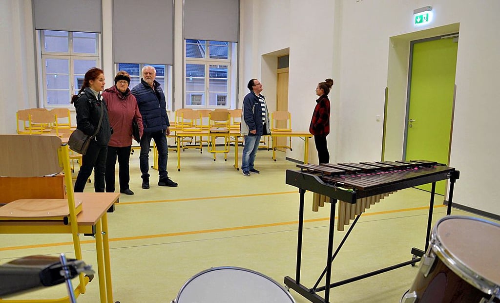 Mitglieder des Güstener Kulturausschusses besichtigten im Vorfeld ihrer Sitzung die neue Grundschule. Hier den großzügigen Musikraum.