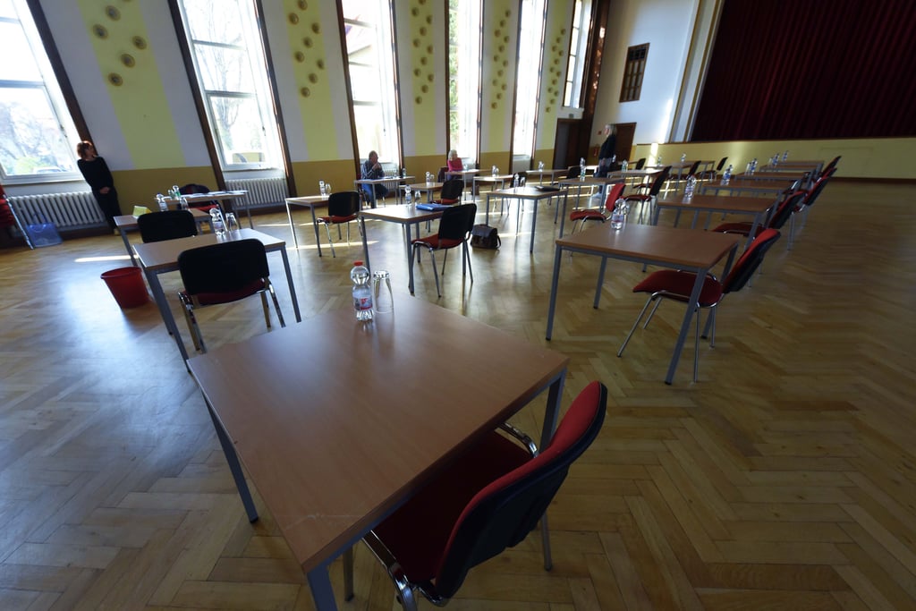 Zum Schutz vor Corona mussten in den vergangenen Monaten die Tische für die Stadtratssitzungen auf Abstand stehen. Auch darum kümmerten sich die Mitarbeiter der Verwaltung.
