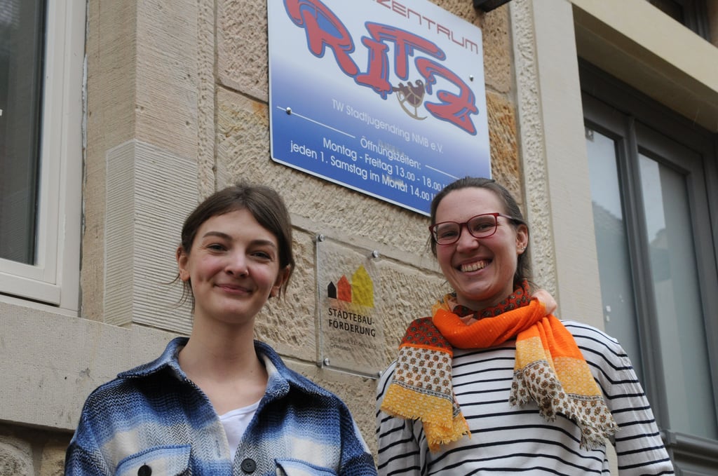 Maria Menzer (l.) und Anna Bundschuh sind die beiden jungen Frauen, die seit dem Jahreswechsel die Geschicke des „Ritz“ lenken.