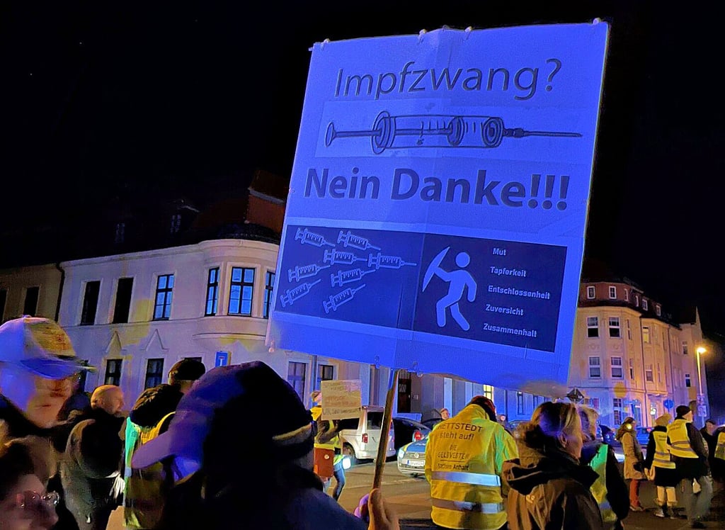 Etwa 80 Corona-Demonstranten zogen gestern Abend von der Staßfurter Innenstadt bis zum Rathaus in Leopoldshall.