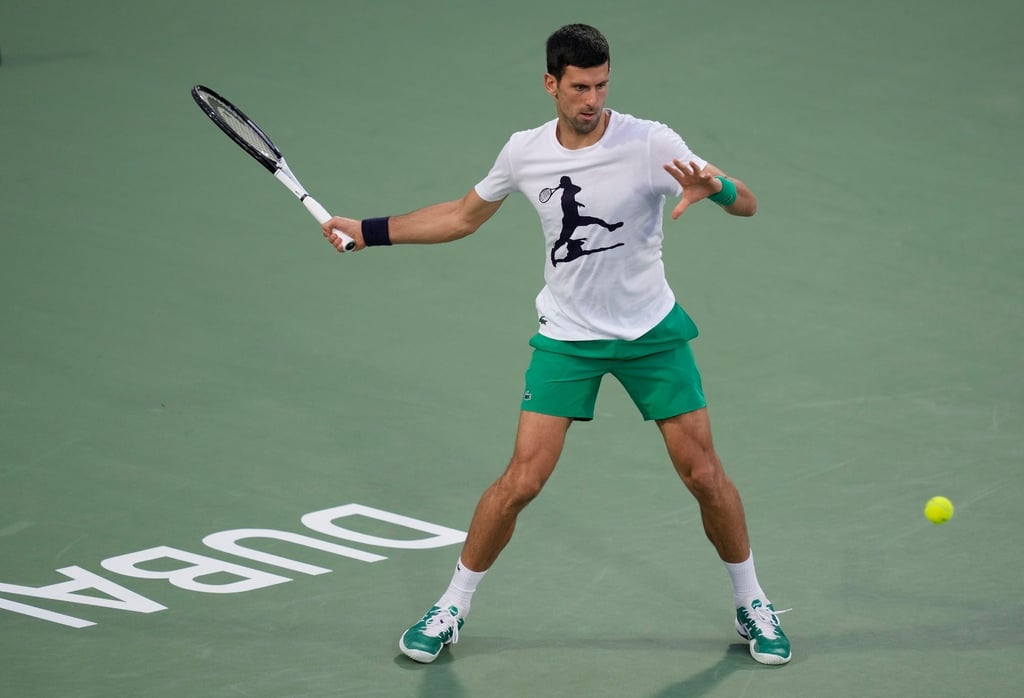 Der serbische Tennis-Profi, Novak Djokovic, trainiert einen Tag vor den Duty Free Tennis Championships in Dubai.