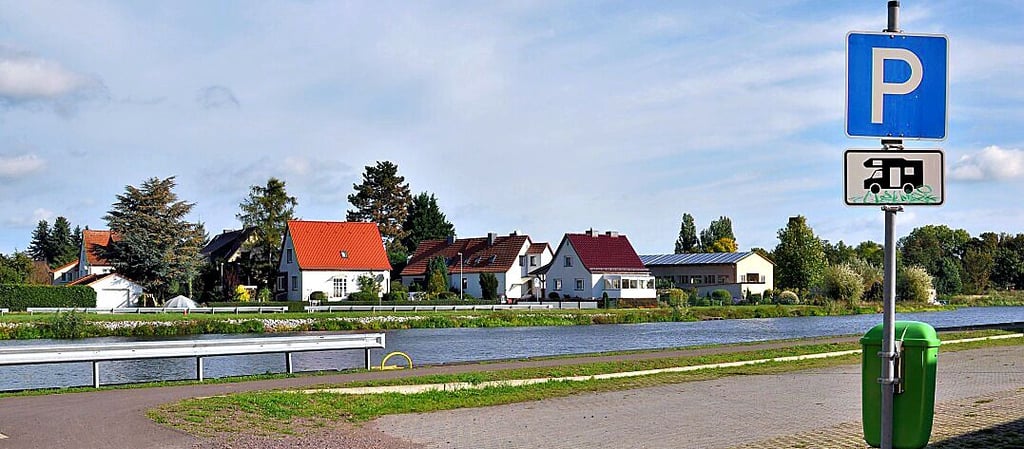 Der Platz am Kanal ist bereits Parkplatz. Nun wird er ausgebaut als richtiger Caravan-Stellplatz.