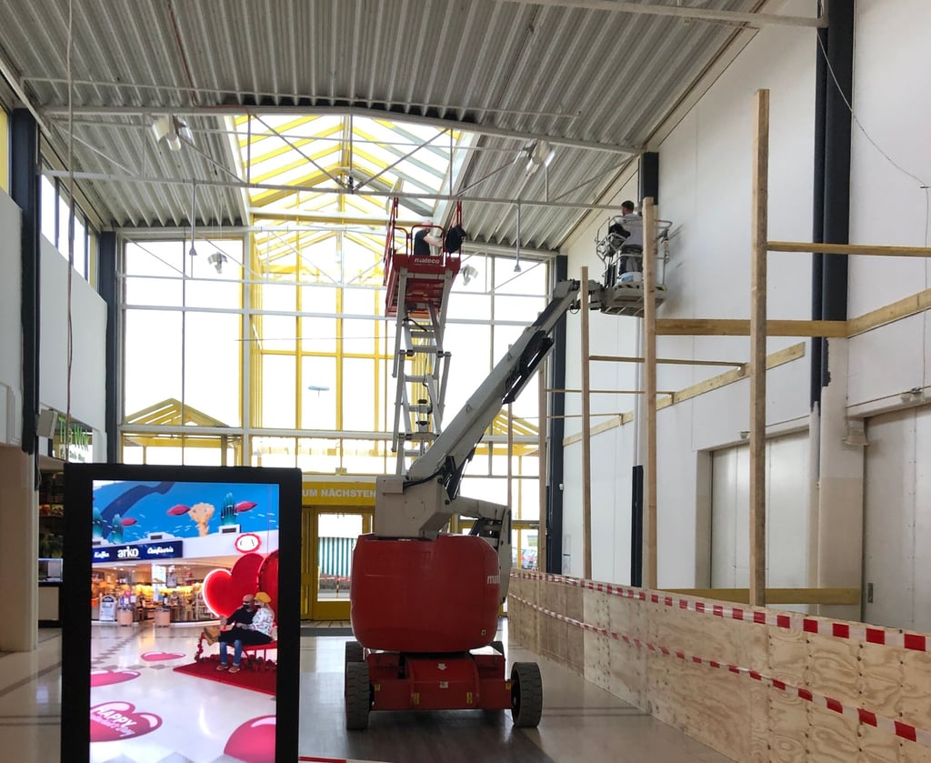 Derzeit werden die gelben Rahmen im Einkaufscenter "Schöne Aussicht" in Leißling anthrazitfarben gestrichen.