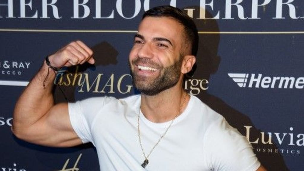 Reality-TV-Darsteller Rafi Rachek will mit seinem Partner in einer Castingshow eine geeignete Mutter suchen, die ihr zukünftiges Kind austragen soll.