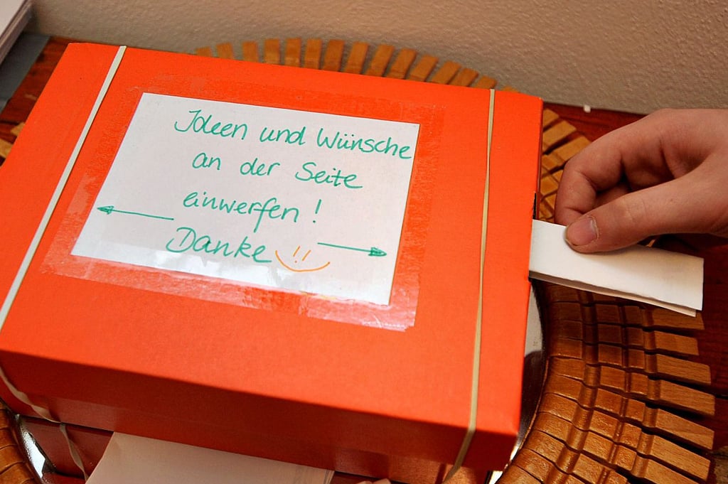 In diese „Wunschbox“ können die Besucher des Jugendzentrums derzeit Zettel mit Anregungen für künftige Angebote im „Ritz“ einwerfen.