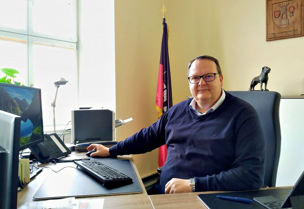 An diesem Schreibtisch im Rathaus an der Harzstraße in Blankenburg will Heiko Breithaupt nach der Bürgermeister-Wahl weiter sitzen. Der 42-Jährige kandidiert für eine Wiederwahl.