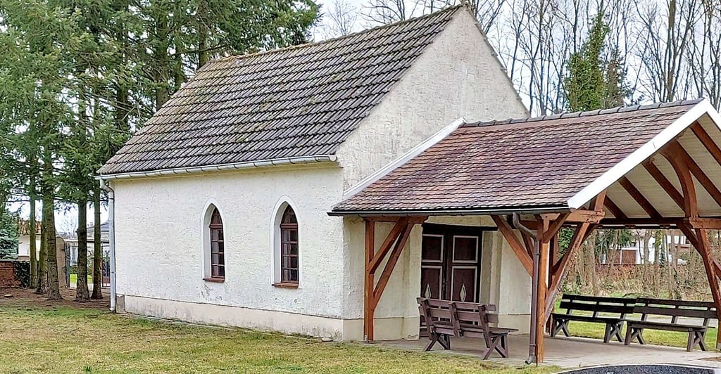 Frühestens im kommenden Jahr könnte die Trauerhalle auf dem Friedhof in Lindhorst abgerissen und eine neue gebaut werden.
