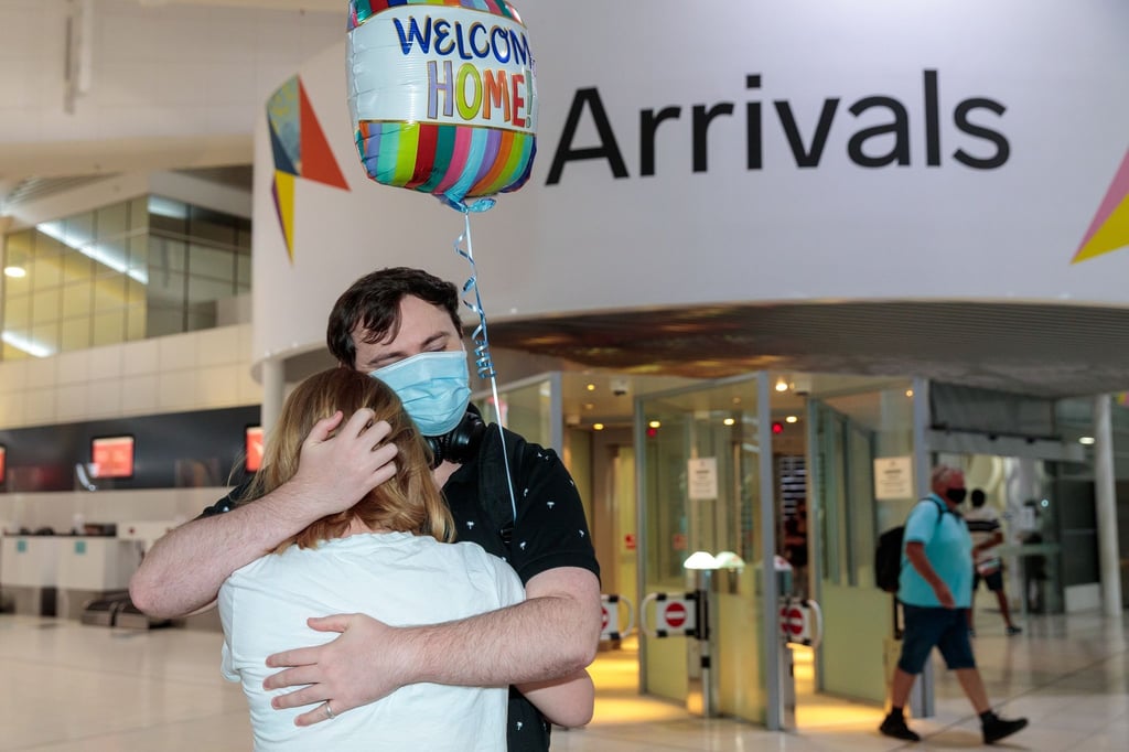 Zwei Personen umarmen sich in der Ankunftshalle am Flughafen Perth. Australien öffnet nach fast zwei Jahren wieder seine Grenzen für internationale Touristen.