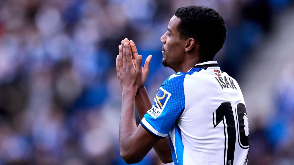 Ob beten hilft? Alexander Isak hofft auf einen Einsatz gegen RB Leipzig.