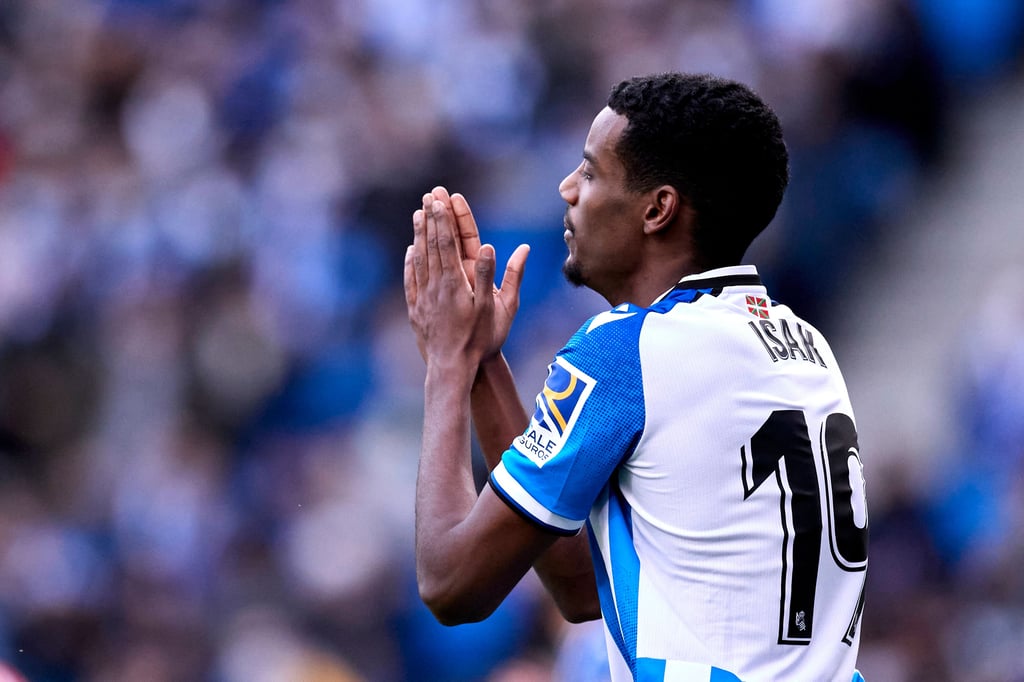 Ob beten hilft? Alexander Isak hofft auf einen Einsatz gegen RB Leipzig.