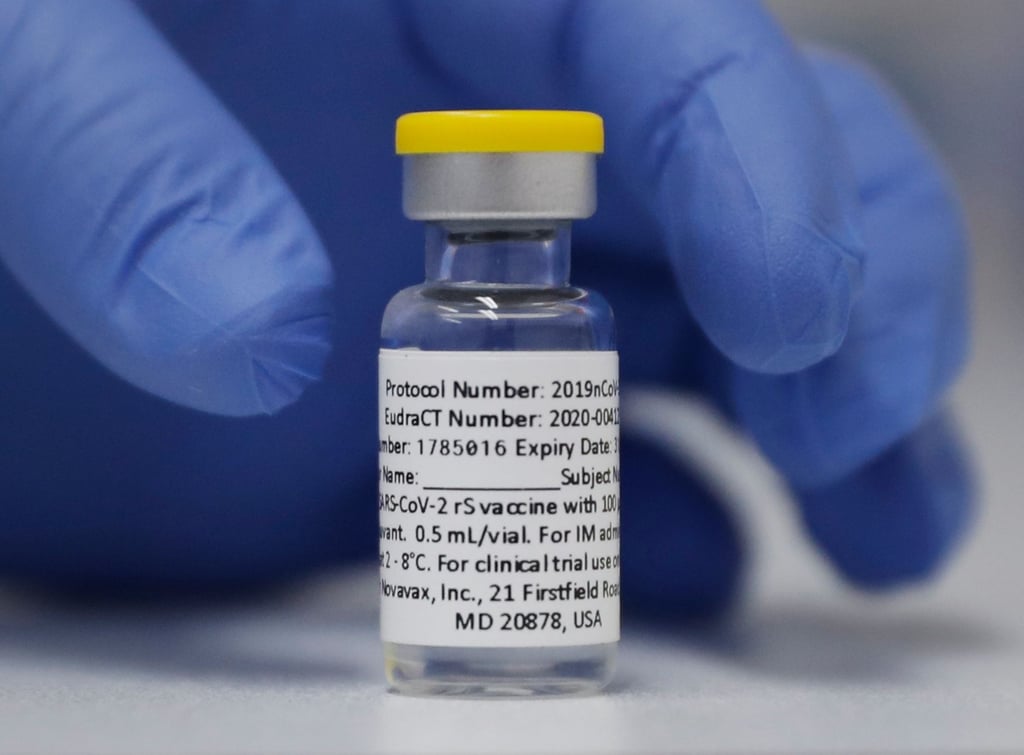 Eine Ampulle mit dem Corona-Impfstoff von Novavax.