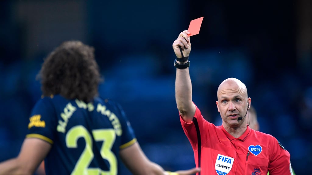 Schiedsrichter Anthony Taylor ist es gewohnt, auch mal hart durchzugreifen.