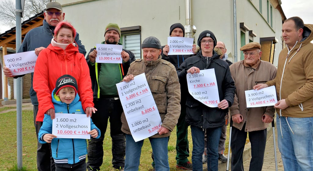 Amesdorfer demonstrieren es mit ihren konkreten Beispielen, die für alle Grundstücksbesitzer zwischen Etgersleben und Osmarsleben stehen. Solche Summen würden auf sie zukommen, bliebe es beim Vorhaben des WAZV Bode-Wipper um die Finanzierung neuer Trinkwasserleitungen. Nancy Scholz (vorn links) und ihre Familie wären beispielsweise mit ihrem zweigeschossigen Wohnhaus im Hintergrund mit 10600 Euro dabei.