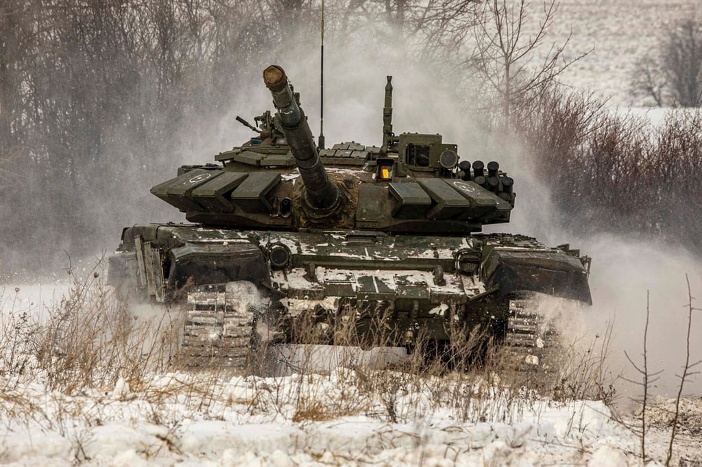 Russischer Kampfpanzer: Moskau hat rund 150.000 Soldaten an der Grenze zur Ukraine zusammengezogen. Russlands Staatspräsident Wladimir Putin hat nun am Montag angekündigt, seine Truppen in zwei abtrünnige Ostprovinzen der Ukraine zu entsenden.