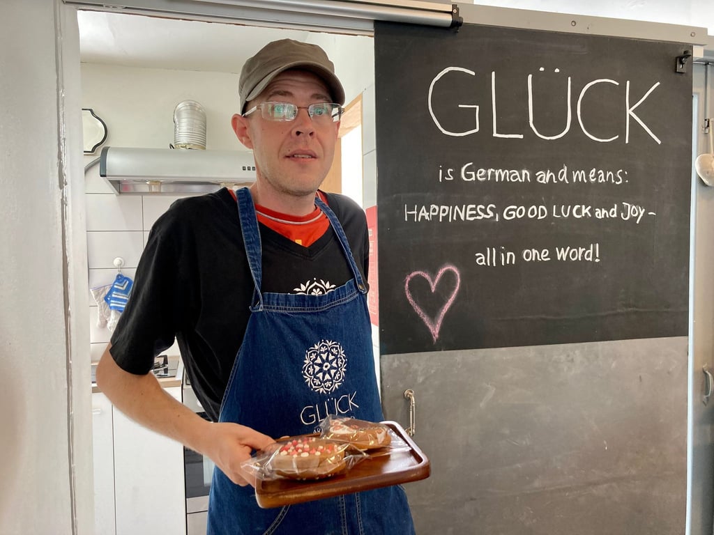Matthias Bück vor der Küche im Café Glück in Bangkok. Hier hat der Schwabe neue Arbeit gefunden.