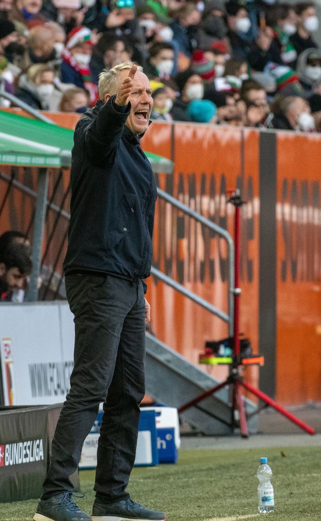 Freiburgs Trainer Christian Streich gibt beim FC Augsburg von der Seitenlinie Anweisungen.