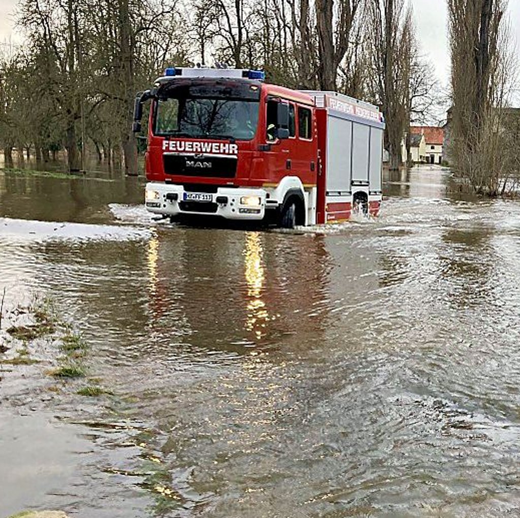 Das Fahrzeug der Feuerwehr kommt von einer Kontrollfahrt zurück.