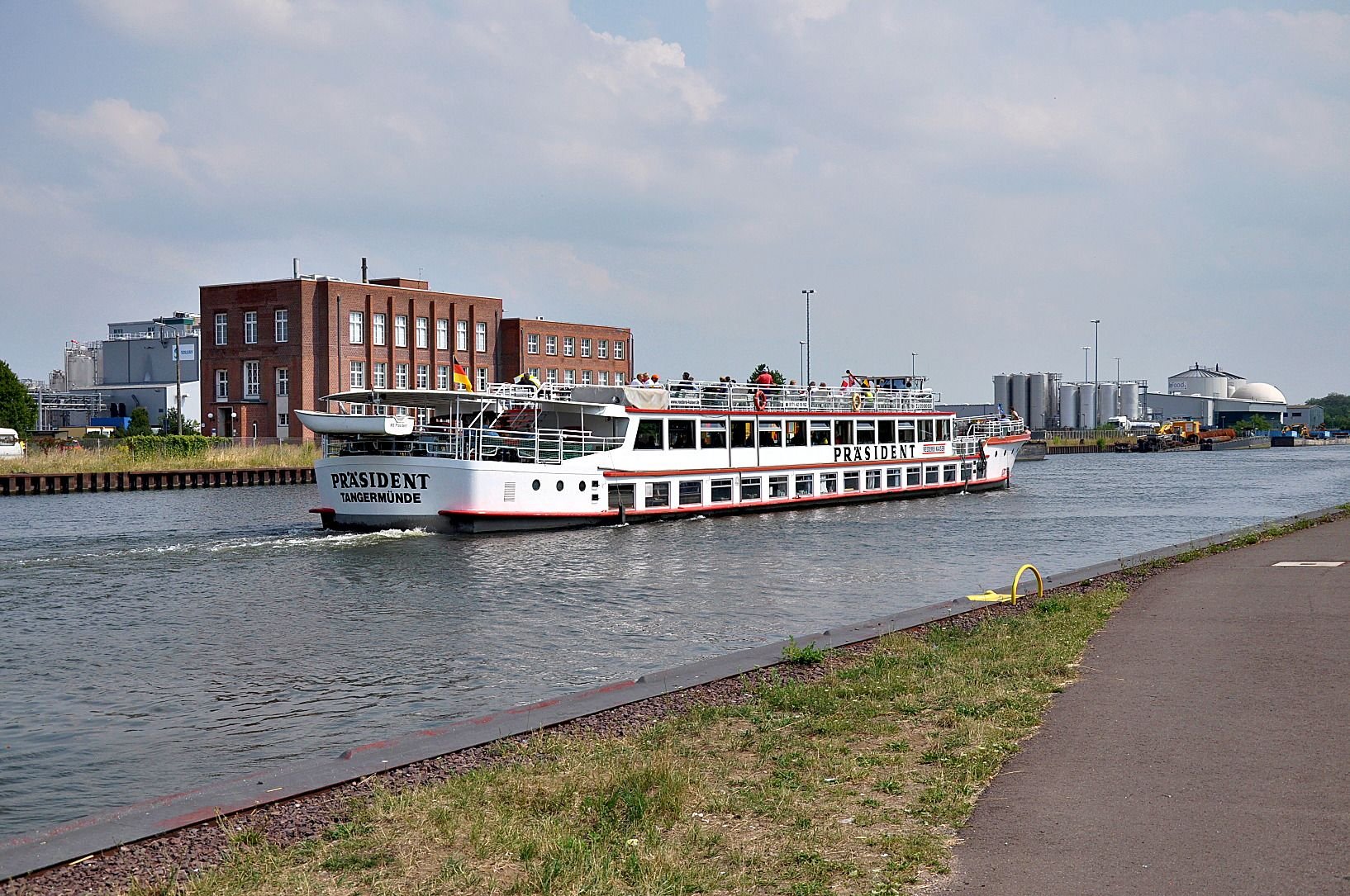 Reederei Bietet Termine Für Schiffstouren Auf Dem Kanal An