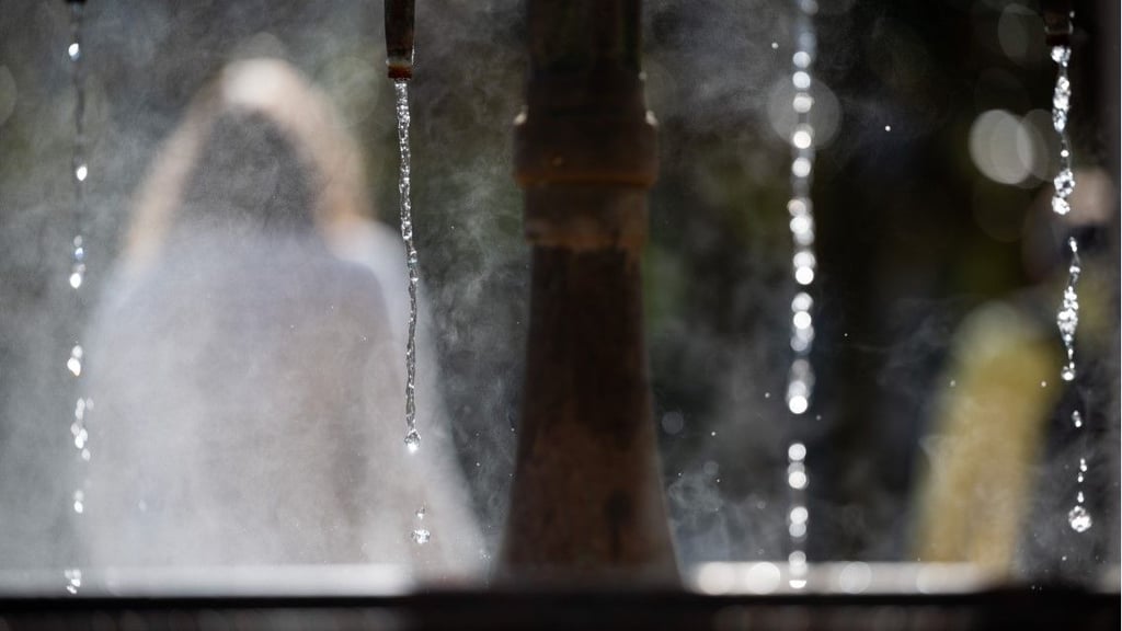 In Somalia ist eine schwangere Frau in einen 100 Meter tiefen Brunnen gestürzt und tödlich verunglückt.